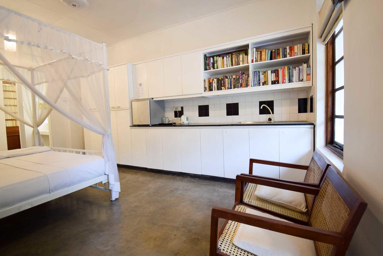 Yoho Charming White Guest house